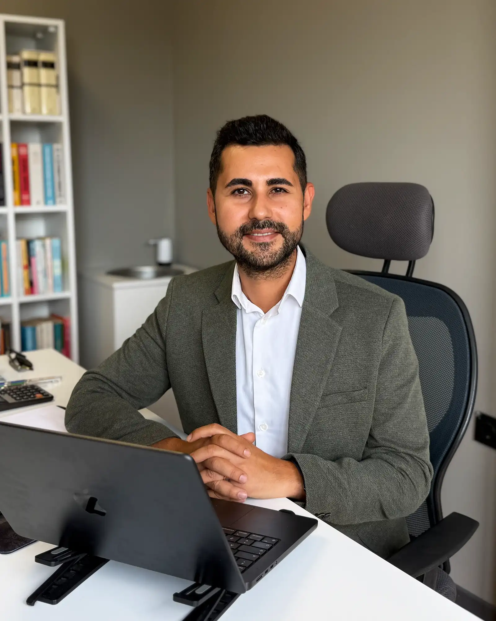 Diyetisyen Engin Aykaç, Fitklinik Stüdyo'daki danışma odasında masasında otururken