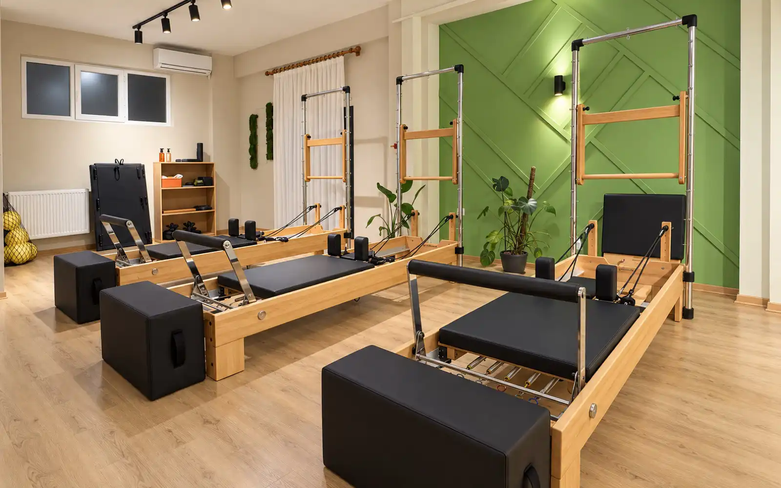 Üç kişilik Reformer Pilates odasının farklı açıdan görünümü